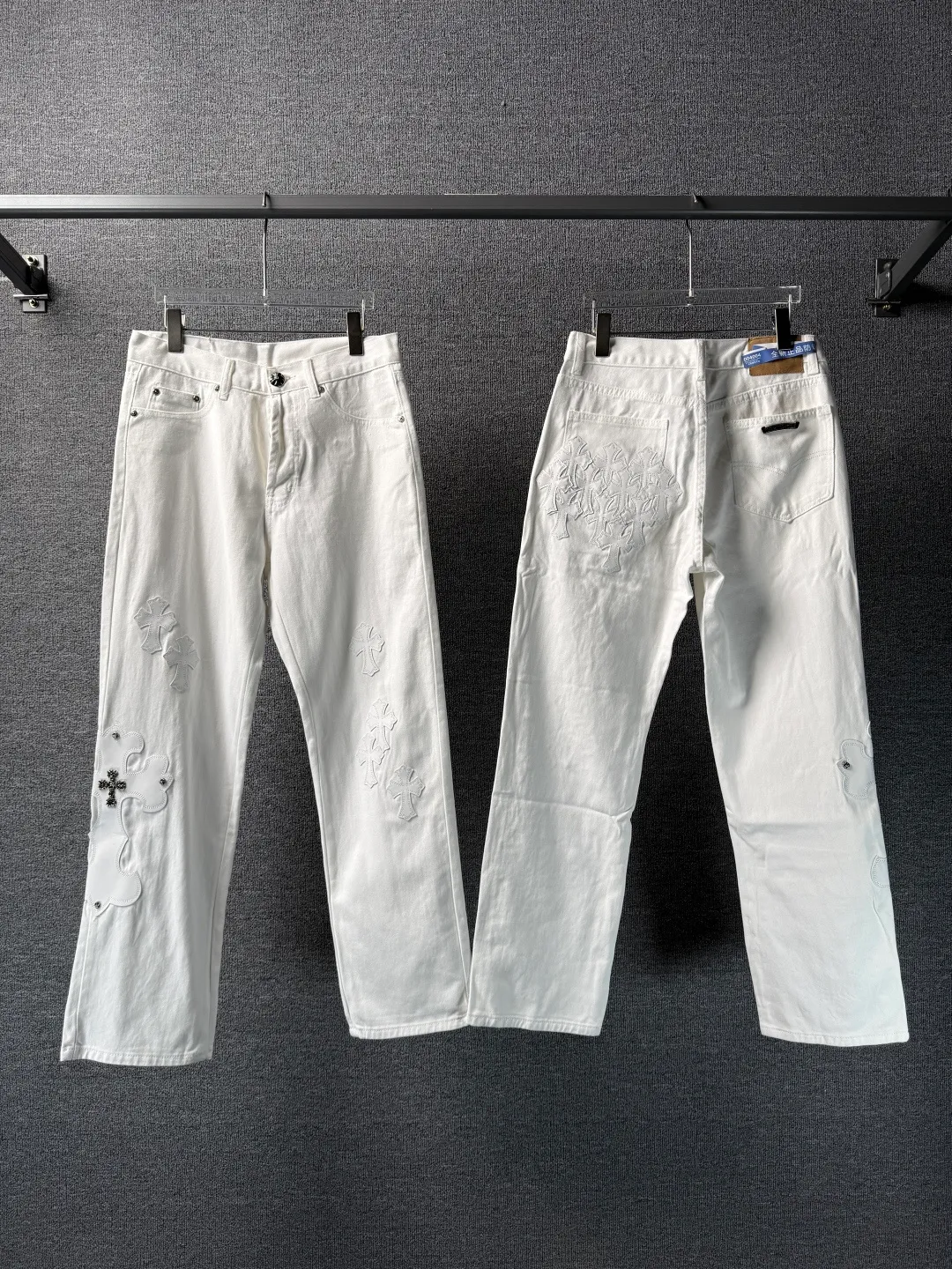 P280 💰 (Top version) Chrome Hearts White Bull King Metal Cross White Leather Heavy Industry Jeans Chrome Hearts is a brand that has always been famous for its high-end and design. The quality of these pants is unparalleled, and a pair is often hard to find at counters. It uses top-notch heavy-duty washing technology, the calf leather laser-cut cross is particularly exquisite, and the aged silver hardware adds a sense of retro and luxury. White denim fabric, paired with a cross leather design, is fashionable and individual. The straight version is also particularly slim. The style is the same for men and women, so whoever wears it will look better! The matching suggestions are as follows: Cool street style: Pair the upper body with a black short crop top, a black leather jacket, and black Martin boots. Wear a silver necklace and ring from Crowe and walk on the street to feel cool. Casual fashion style: wear a simple white cotton T-shirt inside, a loose denim jacket outside, and white sneakers. Overall casual and comfortable, suitable for daily travel and shopping. High-end outfit: Pair it with a black silk-textured shirt, tuck it into pants, and put on a pair of black leather shoes. Wear a black suit jacket to instantly enhance your temperament, and you can attend some formal occasions without any pressure. Color: White Ox King Size: 28-30-32-34 (corresponds to S-M-L-XL)